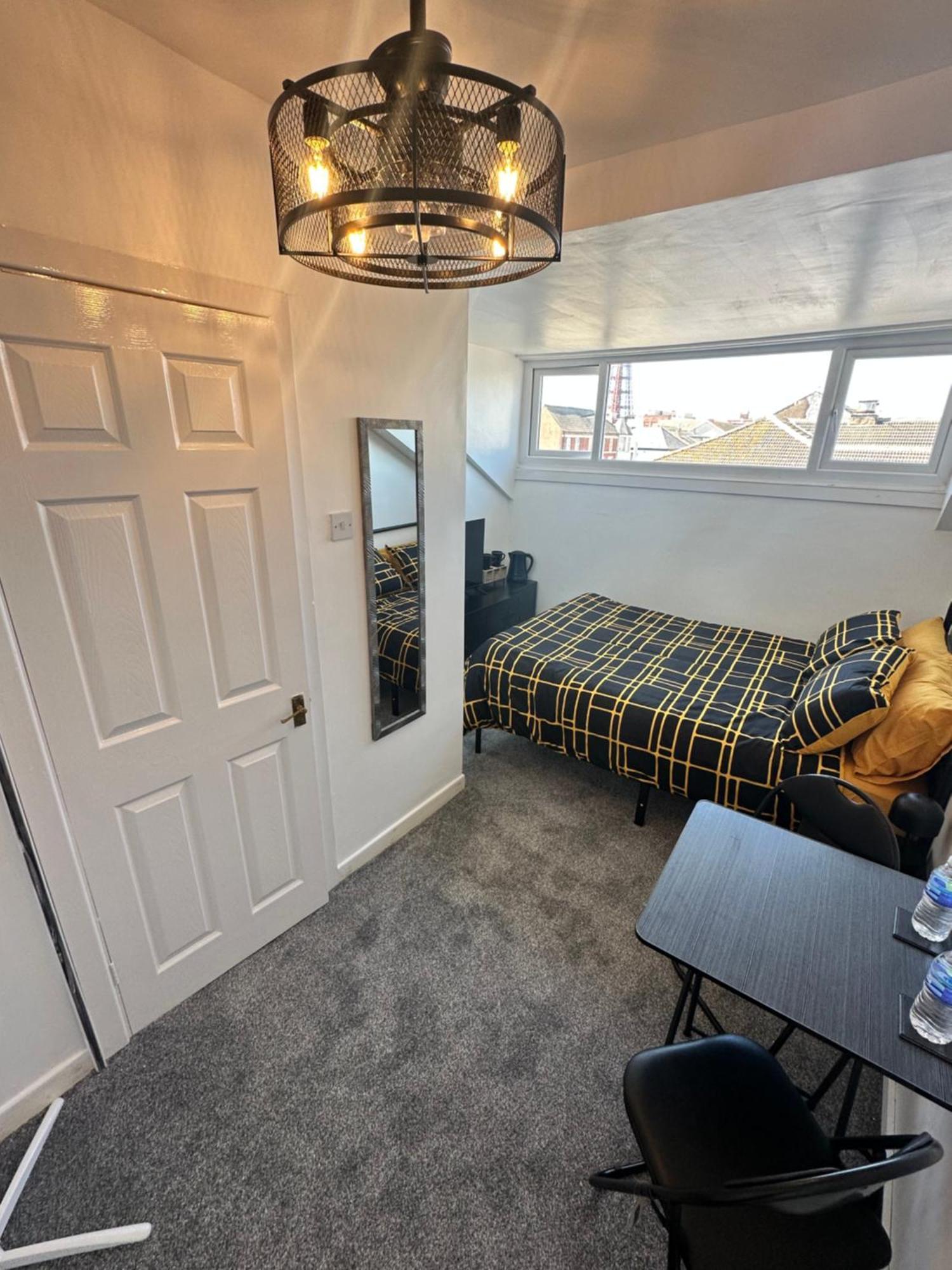 Runway - Minutes From Winter Gardens - Dog Friendly - Exceptionally Quiet - Very Close H&a Social Club (adults Only) Pensión Blackpool